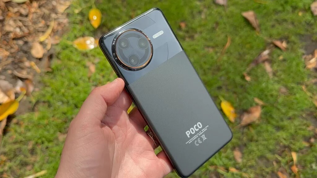 POCO F7 Ultra — какой POCO лучше. Даже в черном цвете смартфон смотрится круто. Изображение: alexreviewstech.com. Фото.