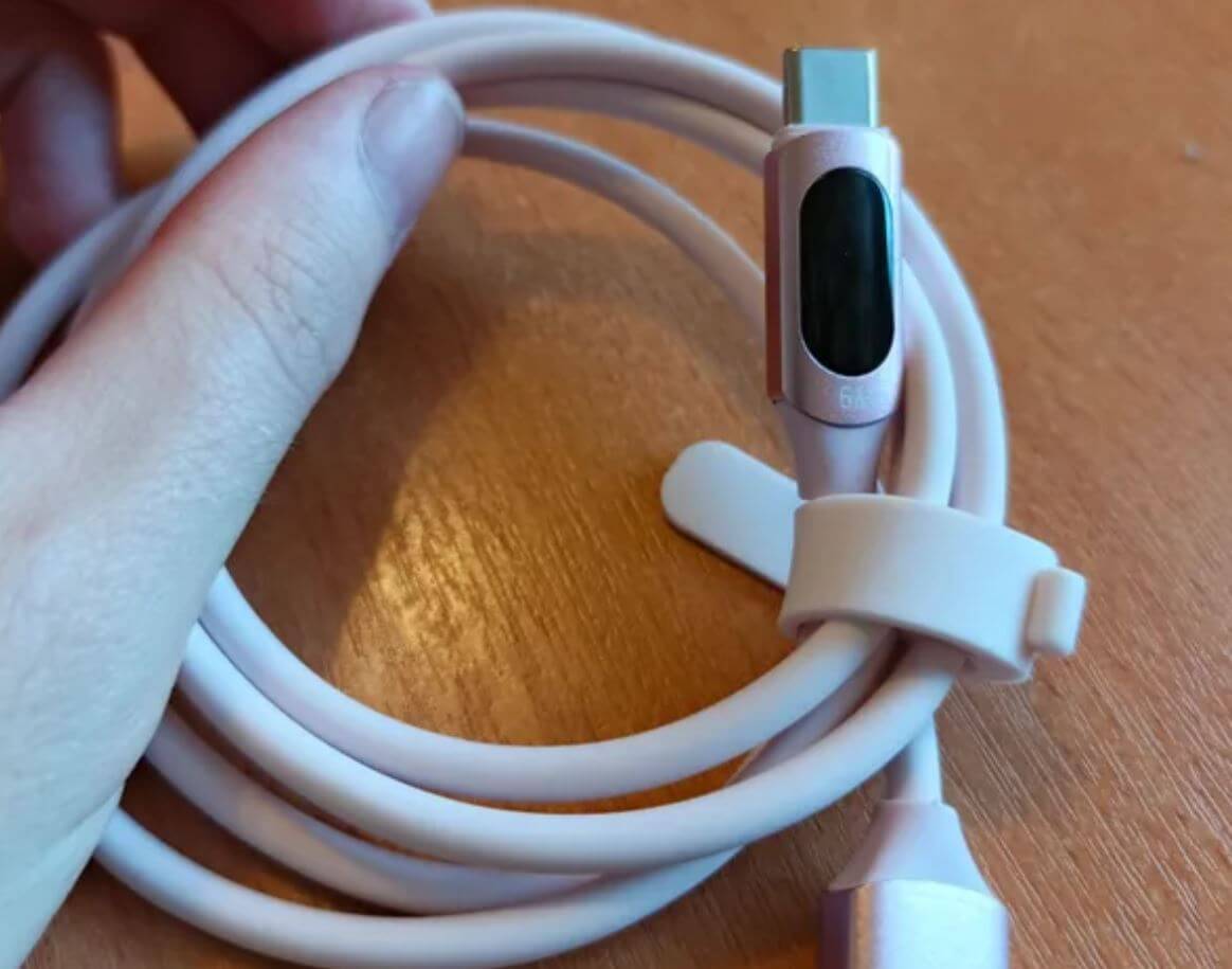 Зарядный кабель на 100 Вт для iPhone. Кабель для iPhone да еще и недорогой, но очень качественный, точно никогда не будет лишним. Фото.