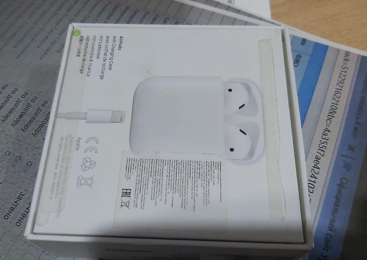 Можно ли отличить настоящие AirPods по коробке. С 2021 года Apple применяет вот такие пломбы на всех своих упаковках. Фото.