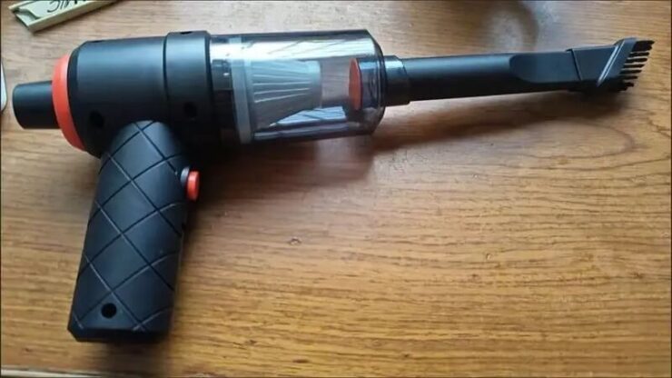 Автомобильный аккумуляторный пылесос. Пылесос небольшой и позволит легко навести порядок в автомобиле. Фото.