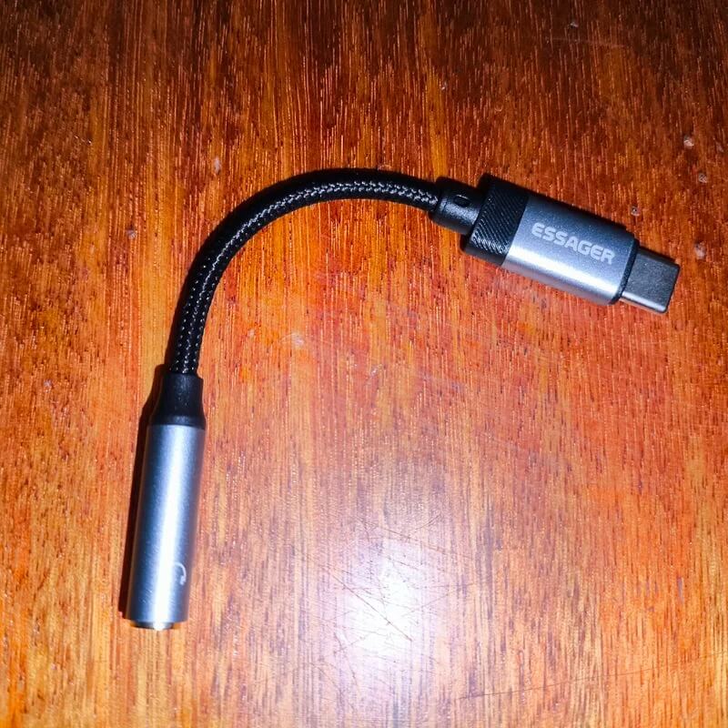 Переходник 3,5 мм на USB-C. Переходник позволит подключить проводные наушники к Айфону. Фото.