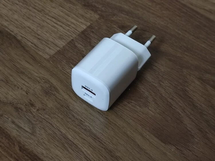 Зарядка для iPhone. Зарядка реально миниатюрная. Зарядка для iPhone. Зарядка реально миниатюрная. Фото.