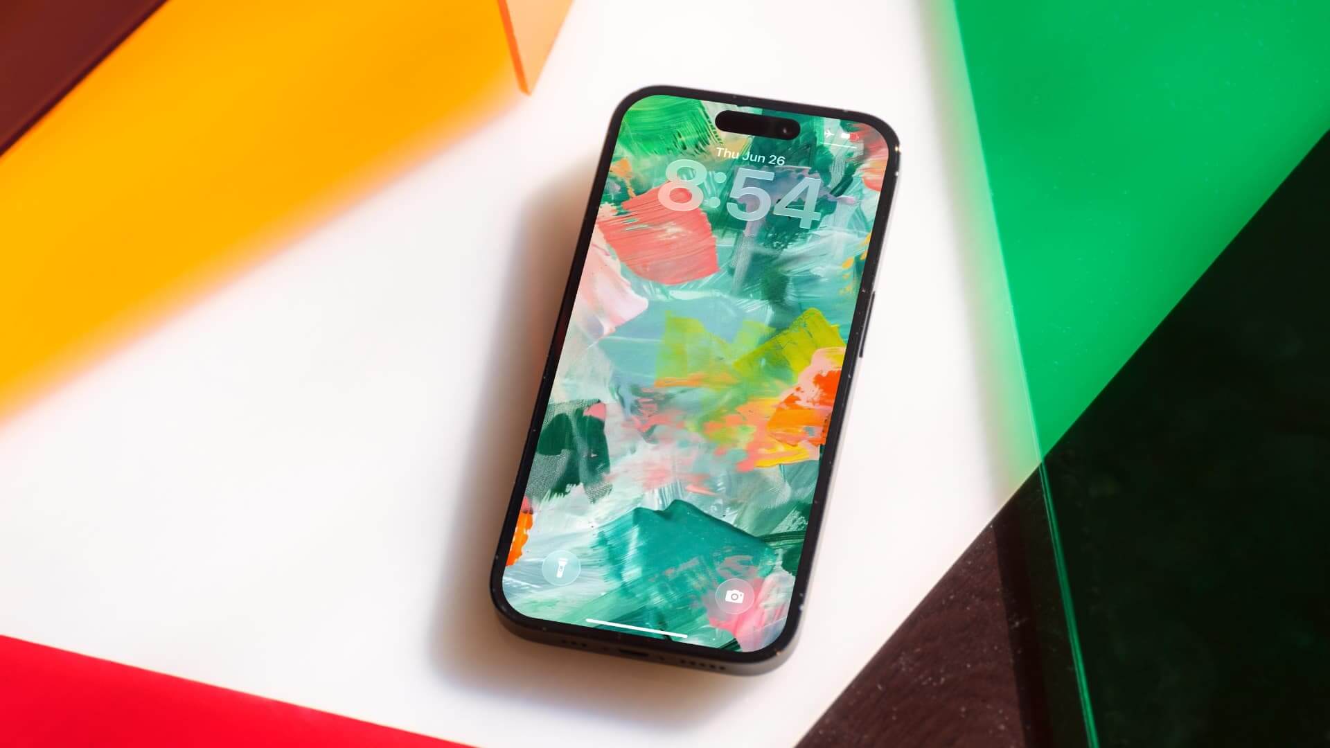 Нашел идеальные обои для iOS 26: они превращают экран iPhone в произведение искусства