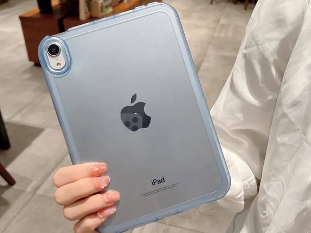 Прозрачный силиконовый чехол для iPad. Силиконовый кейс для iPad идеален для повседневного использования и не делает планшет толще. Прозрачный силиконовый чехол для iPad. Силиконовый кейс для iPad идеален для повседневного использования и не делает планшет толще. Фото.