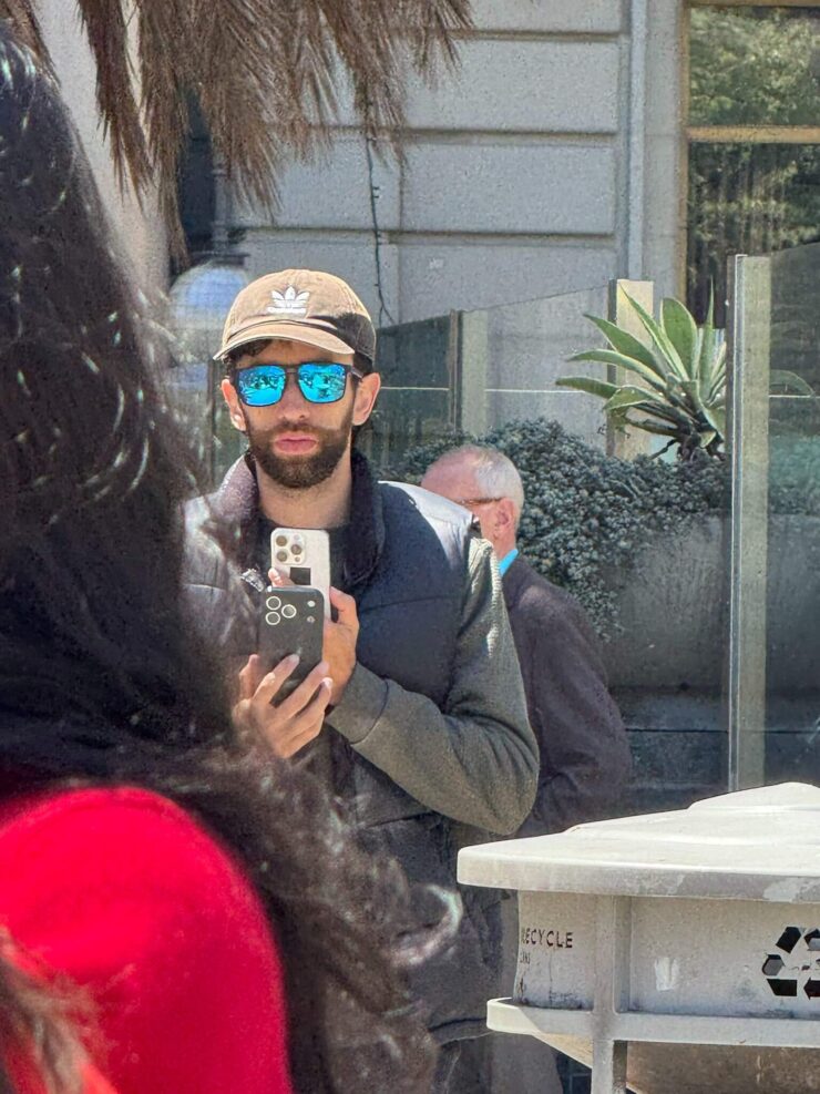 Прототип защищен специальным чехлом, но мы-то поняли, что это за смартфон. Изображение: x.com. Фото.