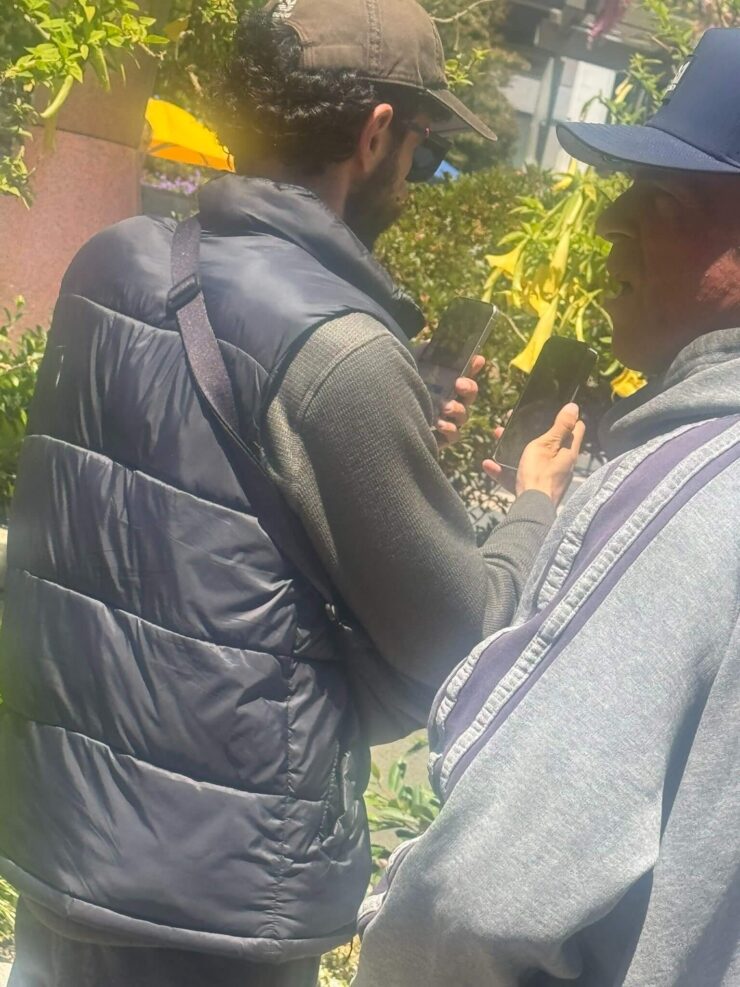 Попытка закрыть iPhone 17 Pro от посторонних взглядов и фотографий не удалась. Изображение: x.com. Фото.