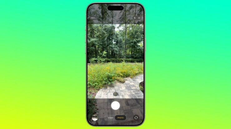 7 новых функций камеры iPhone в iOS 26. Новый дизайн камеры в iOS 26 многим придется по вкусу. Нет ничего лишнего. Изображение: macrumors.com. Фото.