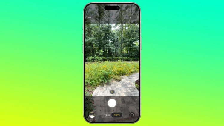 7 новых функций камеры iPhone в iOS 26. Новый дизайн камеры в iOS 26 многим придется по вкусу. Нет ничего лишнего. Изображение: macrumors.com. 7 новых функций камеры iPhone в iOS 26. Новый дизайн камеры в iOS 26 многим придется по вкусу. Нет ничего лишнего. Изображение: macrumors.com. Фото.