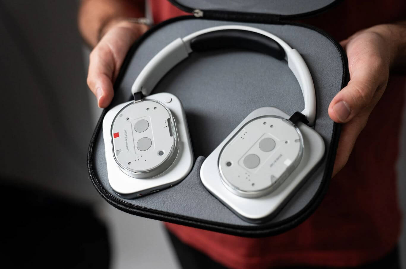 Сравнение Nothing Headphone (1) и AirPods Max. Какие полноразмерные наушники выбрать для iPhone в 2025