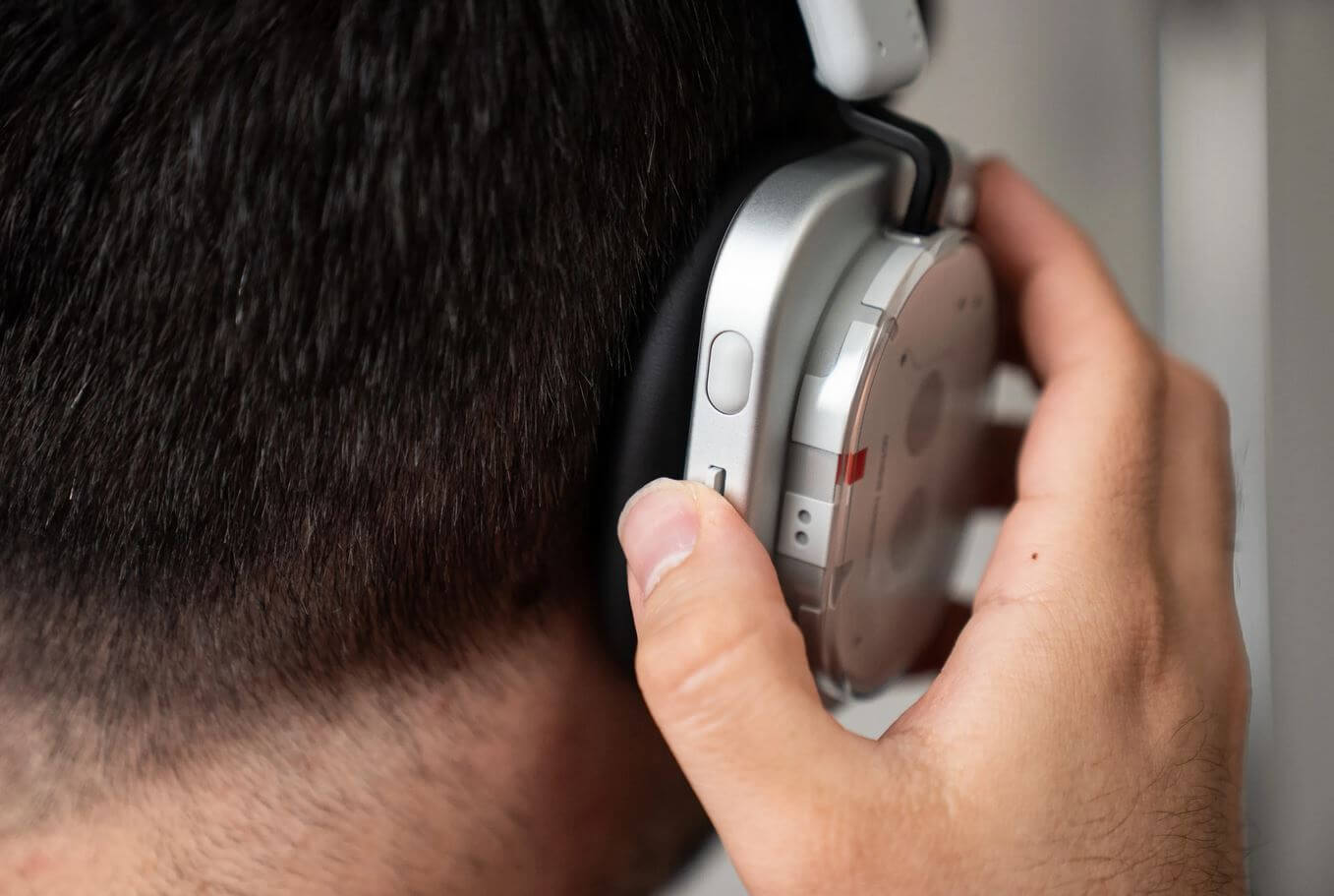 Сравнение Nothing Headphone (1) и AirPods Max. Какие полноразмерные наушники выбрать для iPhone в 2025. Наушники Nothing компактнее и легче — такие удобнее носить. Фото: zdnet.com. Сравнение Nothing Headphone (1) и AirPods Max. Какие полноразмерные наушники выбрать для iPhone в 2025. Наушники Nothing компактнее и легче — такие удобнее носить. Фото: zdnet.com. Фото.