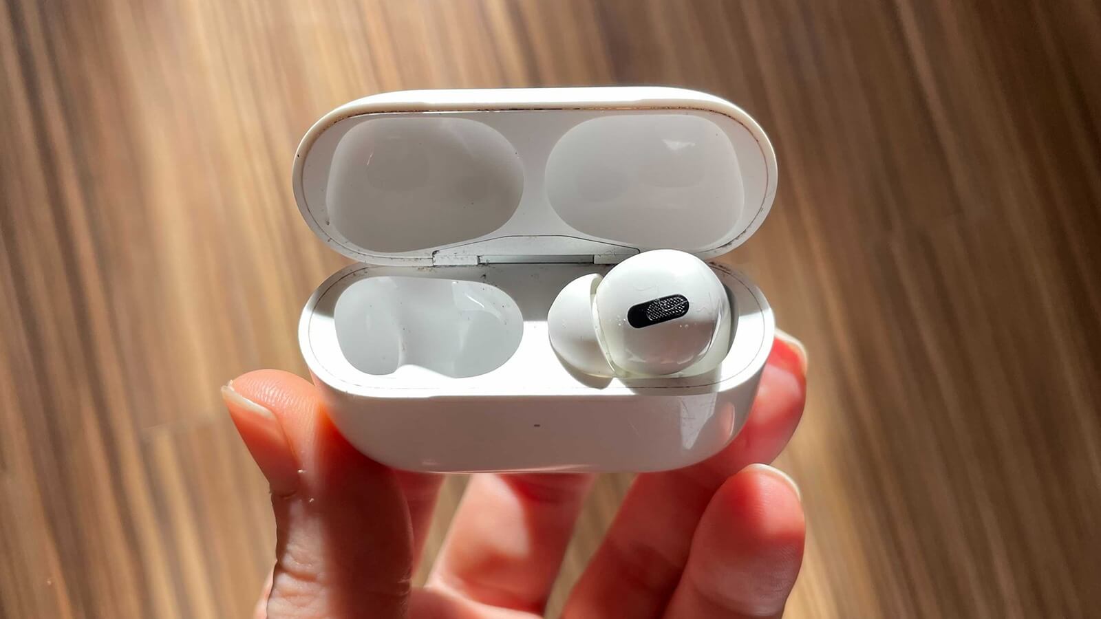 Почему правый AirPods стоит дороже, чем левый, если покупать по отдельности