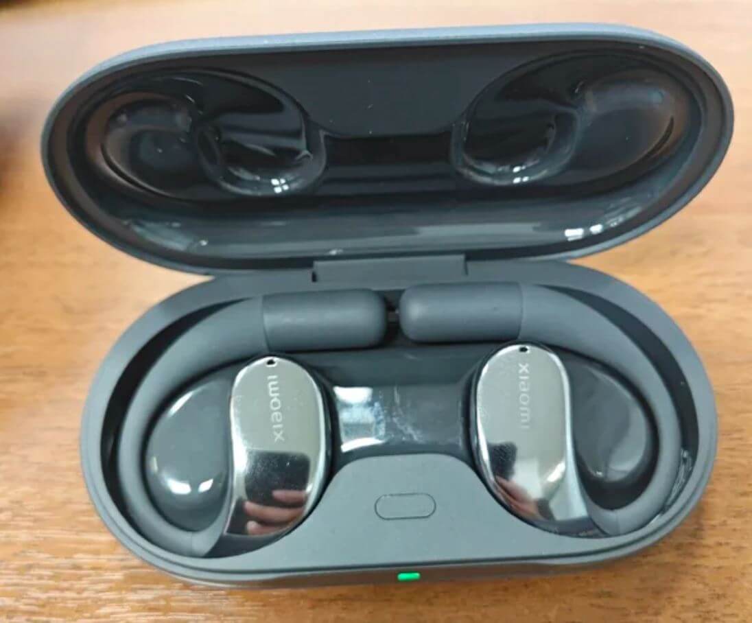 Необычные наушники Xiaomi. Наушники с открытым звуком гарантируют вам прозрачность и отличное звучание. Необычные наушники Xiaomi. Наушники с открытым звуком гарантируют вам прозрачность и отличное звучание. Фото.