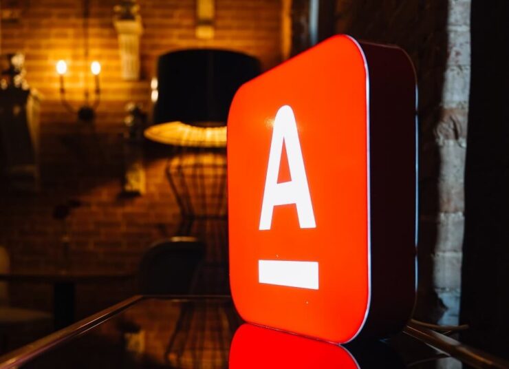 Альфа-Банк готовит новое приложение для iPhone с поддержкой бесконтактных платежей через Bluetooth. Альфа не планирует отставать от Сбера. Альфа-Банк готовит новое приложение для iPhone с поддержкой бесконтактных платежей через Bluetooth. Альфа не планирует отставать от Сбера. Фото.