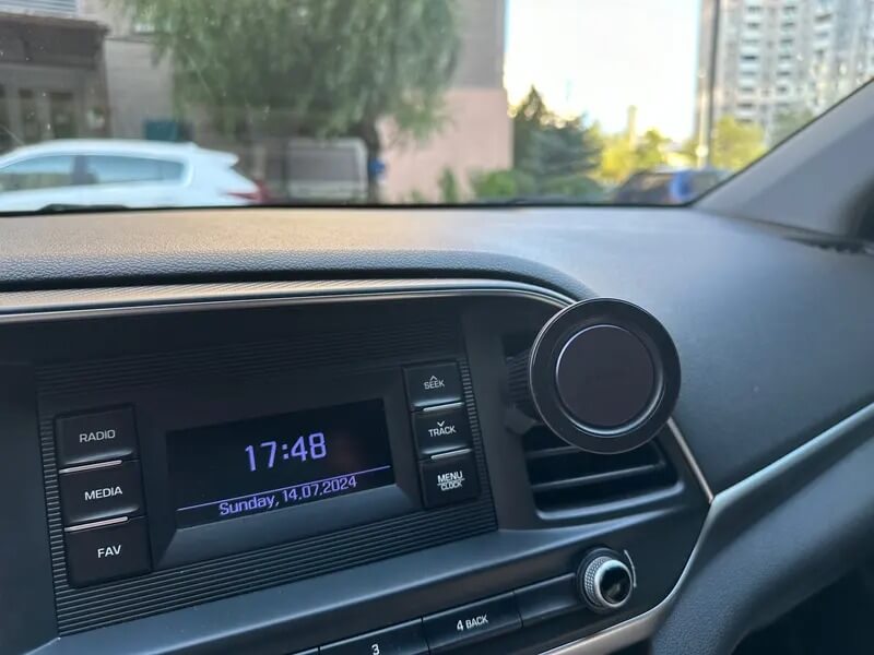 Магнитный держатель для телефона. Держатель очень органично вписывается в салон автомобиля. Фото.