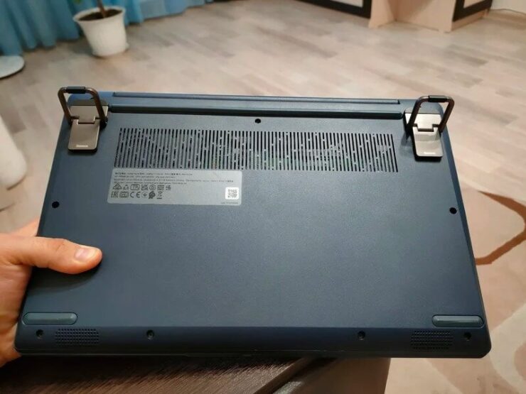 Подставка ножки для ноутбука. Сможете приподнять смартфон для удобного набора текста и вентиляции. Фото.