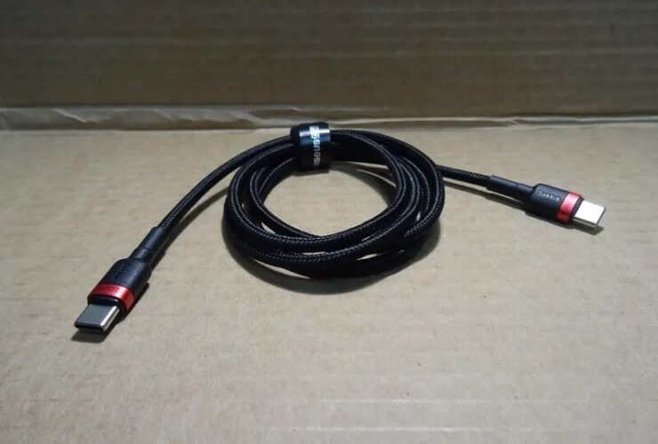 Провод для зарядки телефона. Кабель надежный и защищен тканевой оплеткой. Фото.