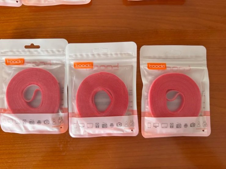 Многоразовые нейлоновые стяжки. Стяжки продаются рулонами, и вы можете нарезать их нужного размера. Фото.