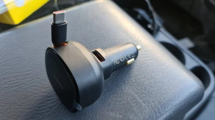 Автомобильная зарядка с проводом. Провод встроен прямо в зарядку, что очень удобно. Фото.