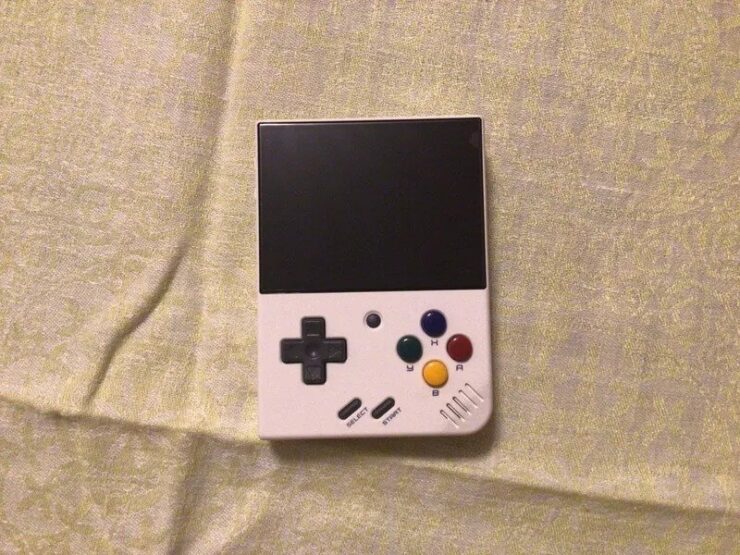 Портативная игровая консоль. С такой консолью вы легко погрузитесь в ретро-игры. Фото.