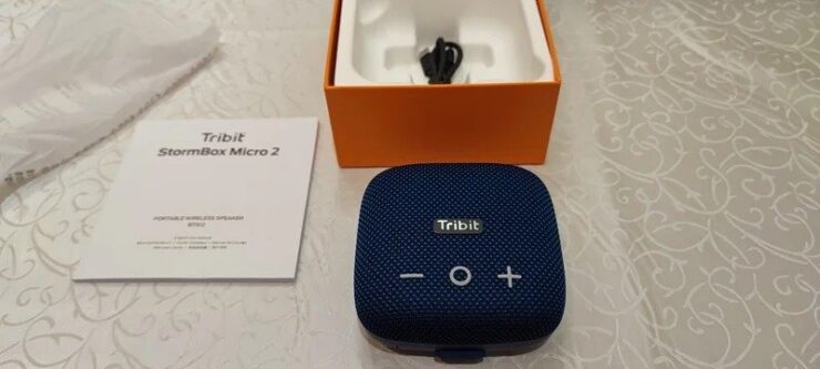 Беспроводная портативная колонка. Колонка небольшая, и ее легко взять с собой. Фото.