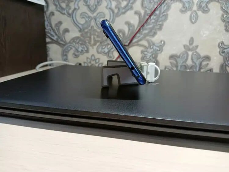 Подставка для телефона. Подставка позволяет ставить смартфон как вертикально, так и горизонтально. Фото.
