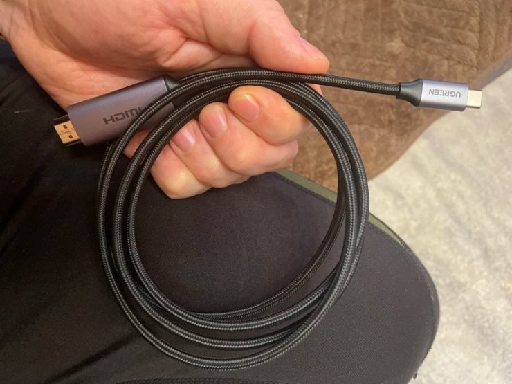 Провод USB-C на HDMI. Кабель позволит вывести изображение хоть откуда на телевизор. Фото.