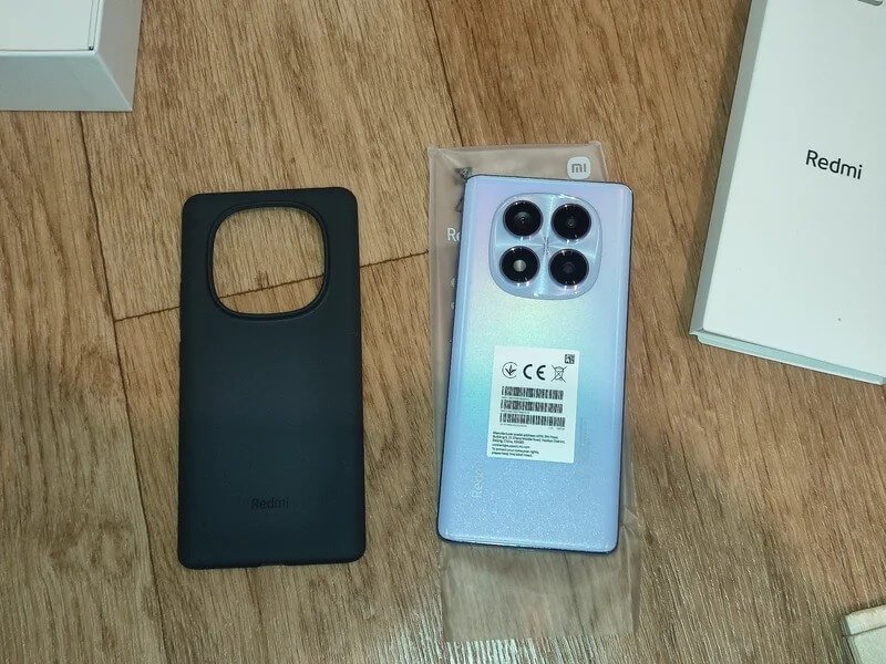 Хороший смартфон на Андроиде. В комплекте со смартфоном идет даже чехол. Фото.