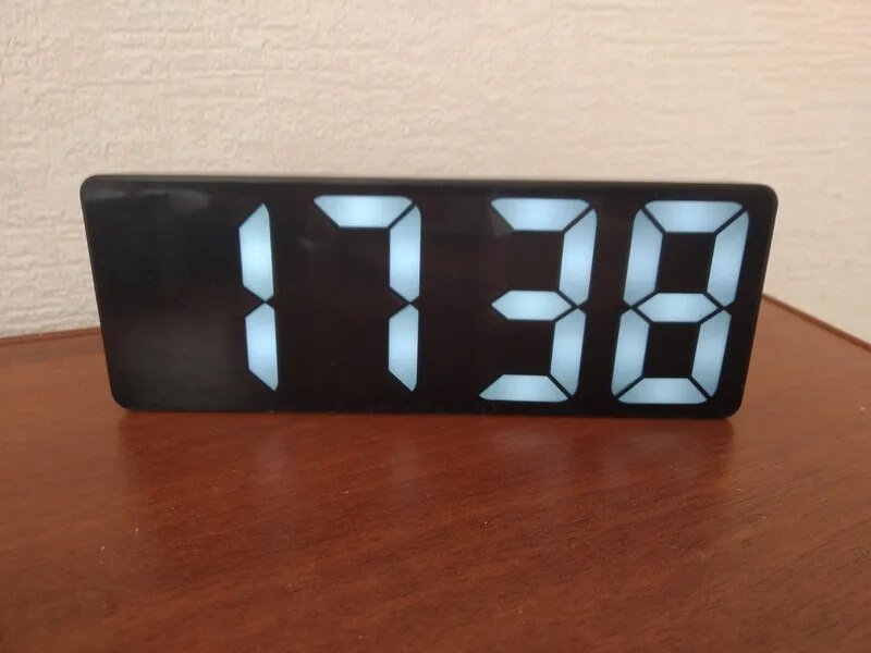 Цифровые часы для дома. Часы большие, и время на них легко разобрать. Фото.