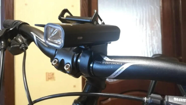 Велосипедный фонарь. С таким фонарем можно ехать на ночные покатушки. Велосипедный фонарь. С таким фонарем можно ехать на ночные покатушки. Фото.