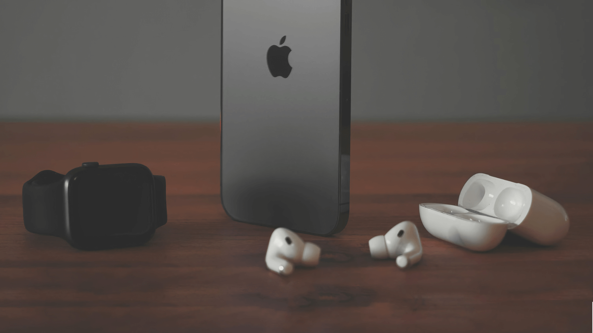 Почему Apple так долго не добавляла реверсивную зарядку в iPhone?