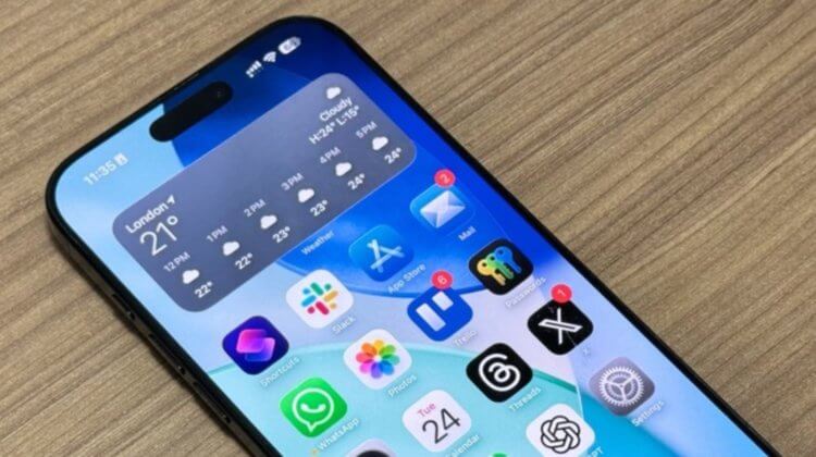 Apple еще не выпустила финальную версию iOS 26, а уже тестирует iOS 26.4 с новыми функциями. Внутреннее тестирование iOS 26.4 уже началось. Изображение: macrumors.com. Фото.
