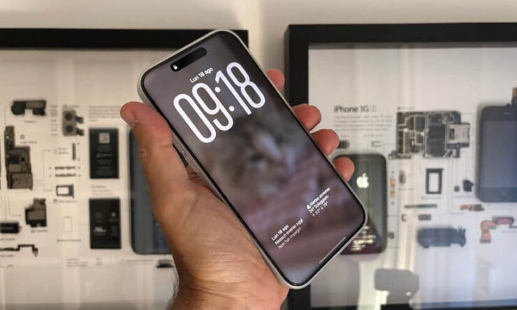 Apple сломала Always On Display в iOS 26. Как настроить эту функцию, чтобы она работала как в iOS 18. Теперь по умолчанию обои размываются. Изображение: hdblog.it. Фото.