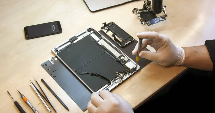 Почему запчасти для iPad у Apple стоят как новый планшет. Чтобы самостоятельно отремонтировать iPad, придется как следует раскошелиться. Изображение: telecom-handel.de. Почему запчасти для iPad у Apple стоят как новый планшет. Чтобы самостоятельно отремонтировать iPad, придется как следует раскошелиться. Изображение: telecom-handel.de. Фото.