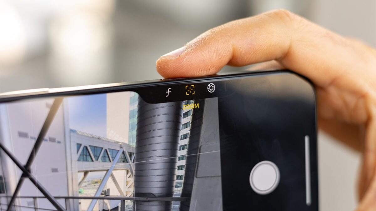 Характеристики iPhone 16. А ещё в iPhone 16 есть кнопка камеры. Изображение: phonearena.com. Фото.