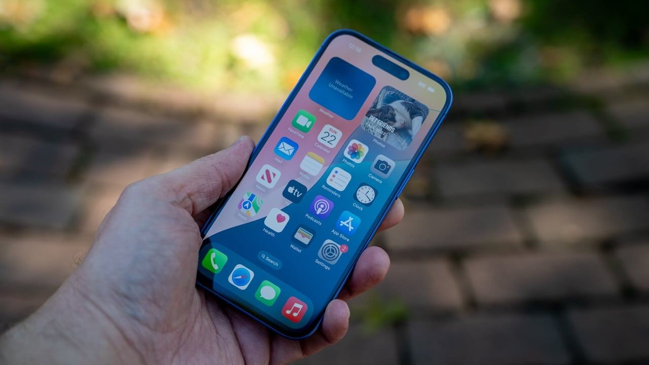 Характеристики iPhone 16. Экран у iPhone 16 хорошо читается даже на солнце. Изображение: uk.pcmag.com. Фото.