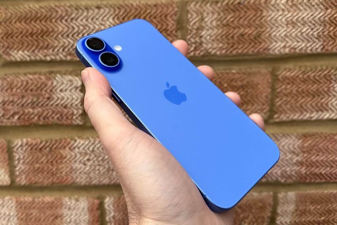 Ультрамарин — самый топовый цвет в линейке iPhone 16. Изображение: stuff.tv. Фото.