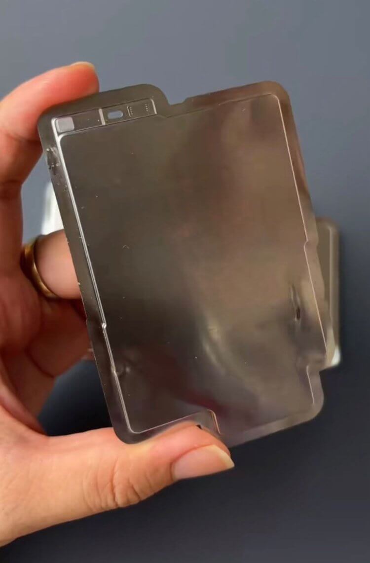 Готовьте зарядки и повербанки: аккумулятор в iPhone 17 Air будет в два раза тоньше, чем в iPhone 17 Pro. Сам аккумулятор будет выглядеть так. Изображение: macrumors.com. Готовьте зарядки и повербанки: аккумулятор в iPhone 17 Air будет в два раза тоньше, чем в iPhone 17 Pro. Сам аккумулятор будет выглядеть так. Изображение: macrumors.com. Фото.