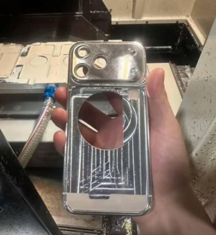 Алюминиевый корпус iPhone 17 Pro показали на фото. Выглядеть новый корпус будет так. Изображение: macrumors.com. Фото.