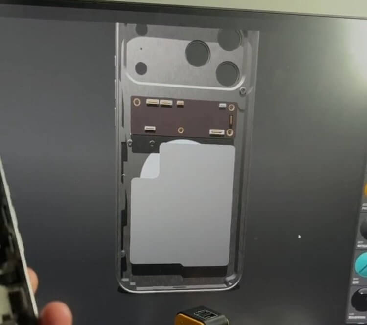 Почему iPhone 17 Pro из США будет дольше держать заряд. Теперь в одинаковых моделях iPhone для разных рынков будут использоваться разные аккумуляторы. Изображение: macrumors.com. Почему iPhone 17 Pro из США будет дольше держать заряд. Теперь в одинаковых моделях iPhone для разных рынков будут использоваться разные аккумуляторы. Изображение: macrumors.com. Фото.