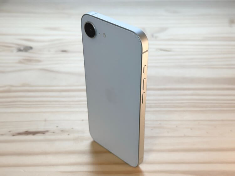 Новый дизайн, железо и один старый недостаток: каким будет iPhone 17e. iPhone 17e будет отличаться от iPhone 16e только спереди. Изображение: cultofmac.com. Фото.