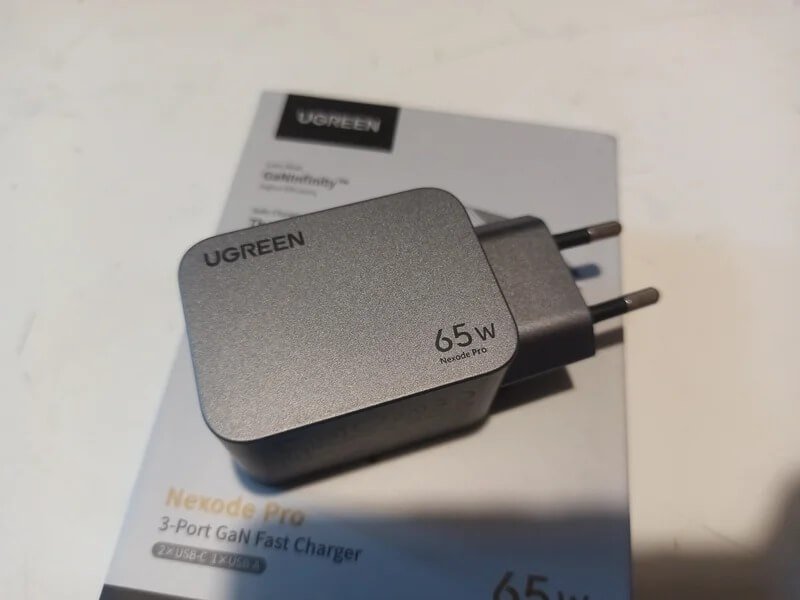 Быстрая зарядка для телефона. Блок питания компактный, и его легко можно взять с собой. Фото.