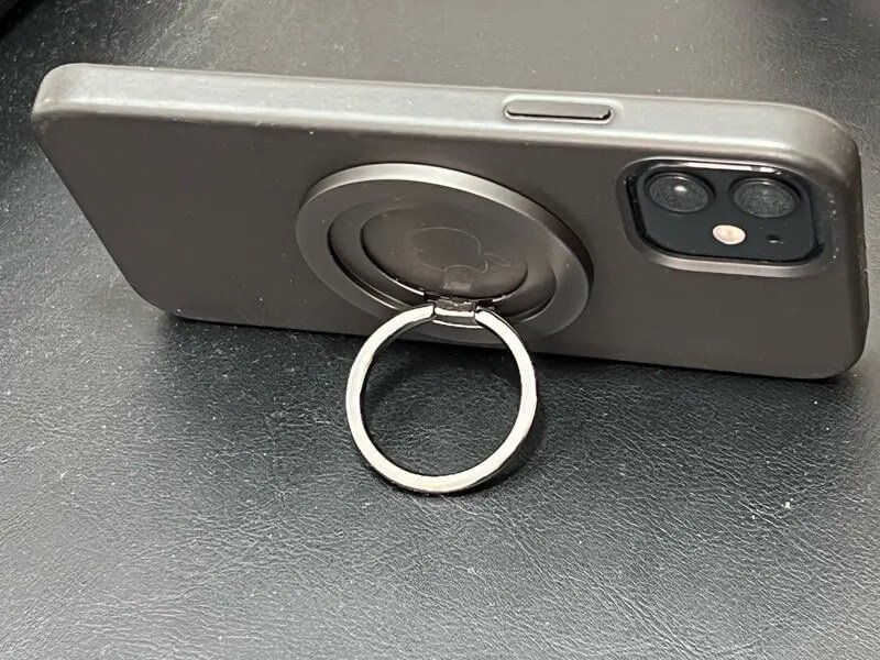 Магнитное кольцо-держатель для iPhone. Кольцо просто магнитится к задней спинке iPhone и позволяет установить его на стол. Фото.