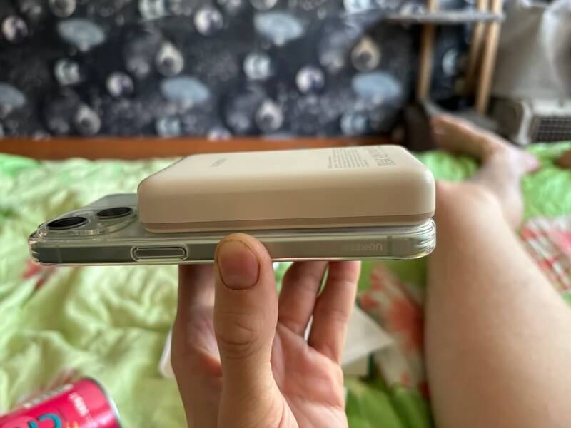 Внешний аккумулятор с MagSafe. Батарея магнитится к задней панели iPhone и заряжает его. Фото.
