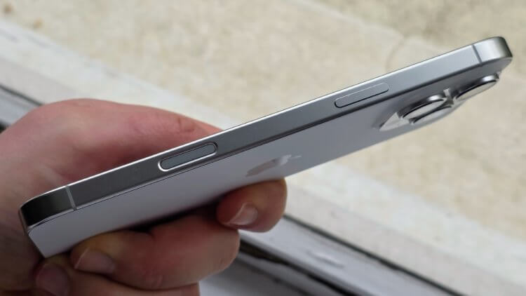 Apple уберет из iPhone 18 кнопку камеры, которую с пафосом показала в iPhone 16. Кнопка оказалась реально неудобной и бессмысленной. Изображение: techradar.com. Фото.