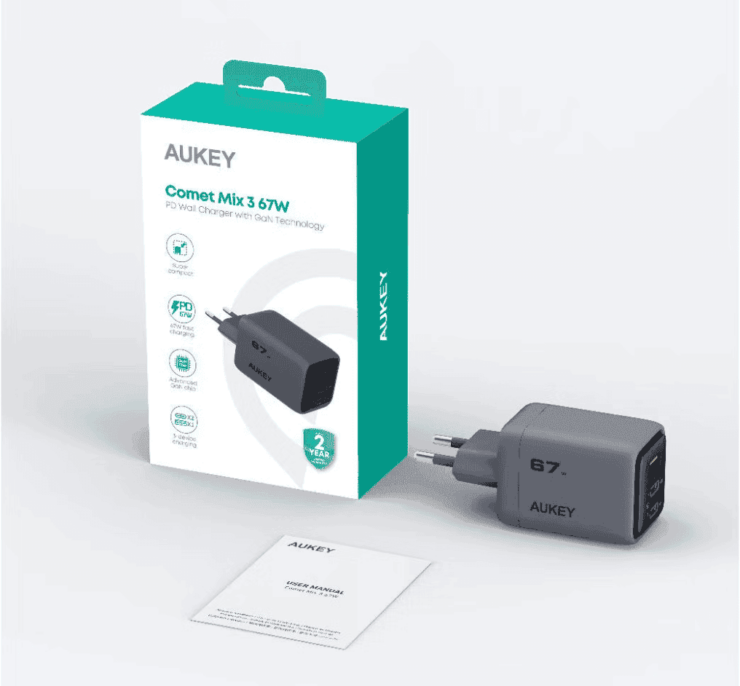 Зарядка для Айфона. Блок питания реально компактный и не займет много места. Изображение: mvideo.ru. Фото.