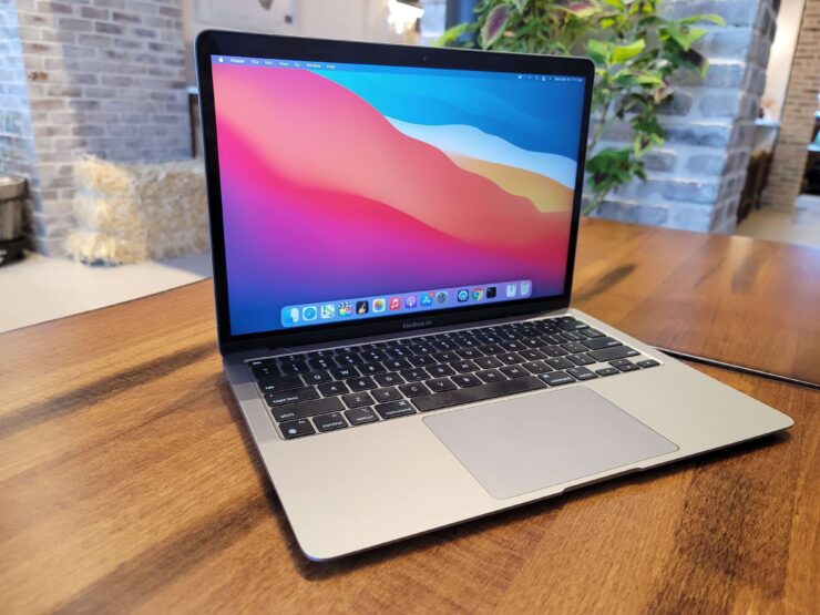 MacBook Air M1 — самый дешевый MacBook. Дизайн, конечно, немного устарел, но плохим от этого компьютер точно не стал. Изображение: techcrunch.com. Фото.