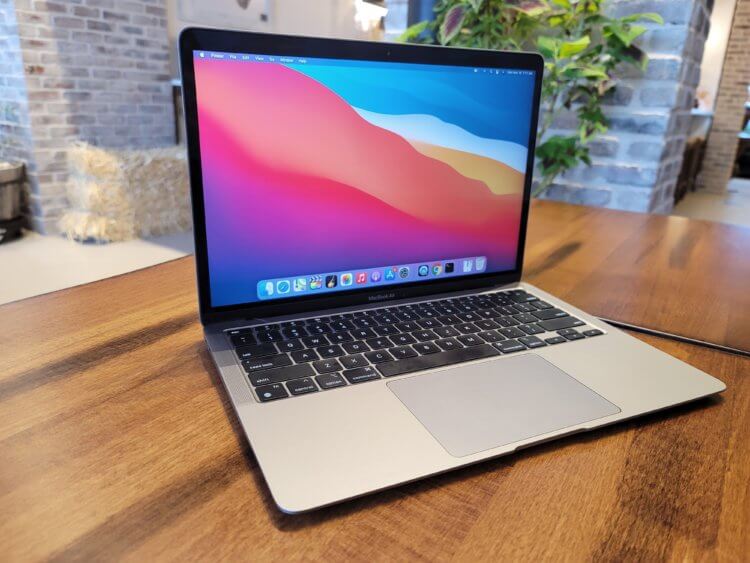 MacBook Air M1 — самый дешевый MacBook. Дизайн, конечно, немного устарел, но плохим от этого компьютер точно не стал. Изображение: techcrunch.com. MacBook Air M1 — самый дешевый MacBook. Дизайн, конечно, немного устарел, но плохим от этого компьютер точно не стал. Изображение: techcrunch.com. Фото.