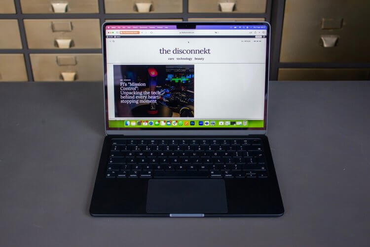 Ноутбук Apple MacBook Air 13 M3. Внешне MacBook Air M3 отличить от M4 практически невозможно. Изображение: thedisconnekt.com. Ноутбук Apple MacBook Air 13 M3. Внешне MacBook Air M3 отличить от M4 практически невозможно. Изображение: thedisconnekt.com. Фото.