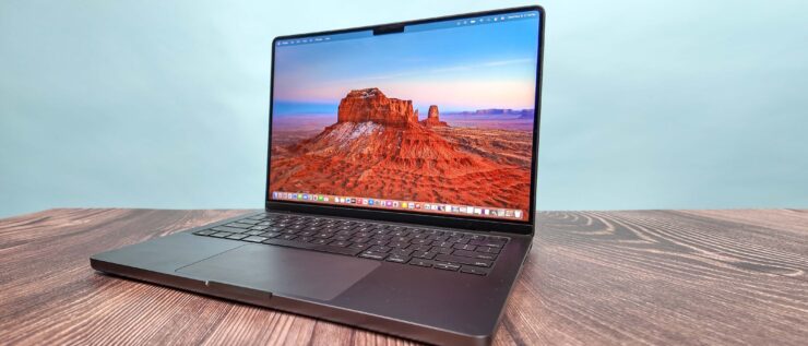 Стоит ли покупать MacBook Pro 14 M4. Версия с базовым M4 по внешнему виду не отличается от более дорогих моделей. Изображение: tomsguide.com. Фото.