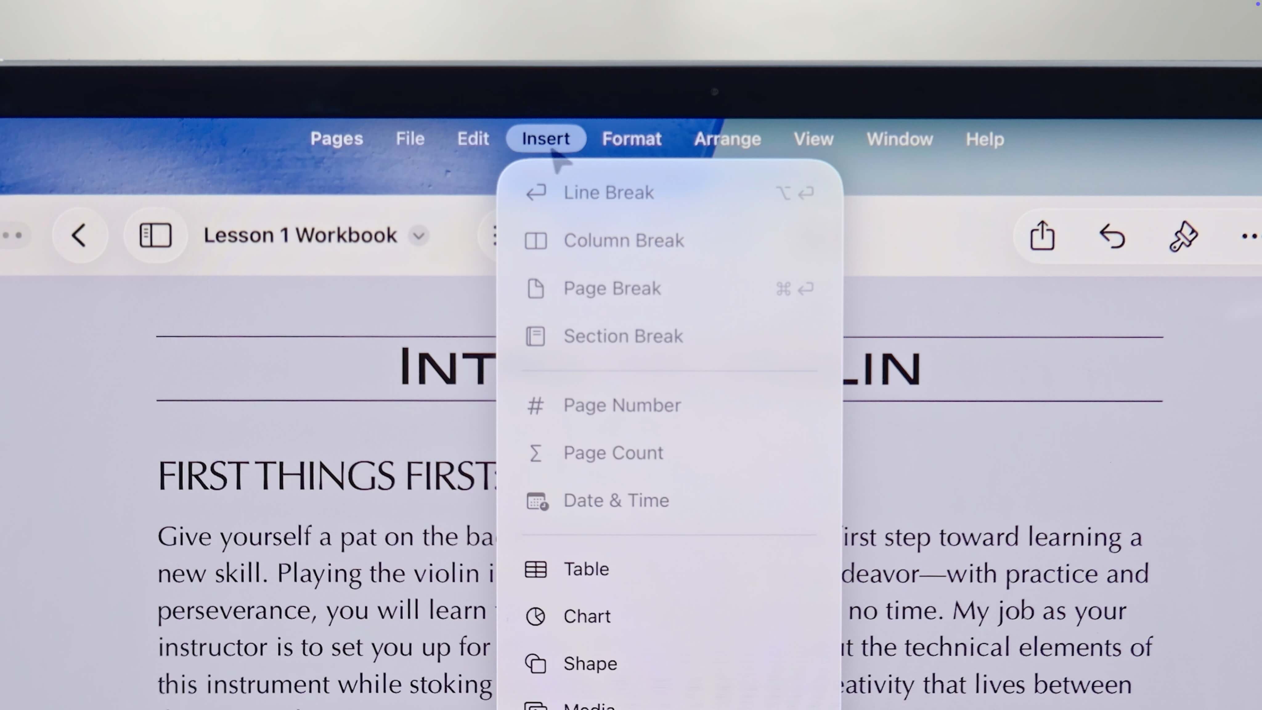 Строка меню на iPad в iPadOS 26: как открыть, зачем она нужна и в каких приложениях работает